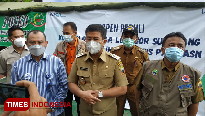 Wakil Bupati Sumedang, Erwan Setiawan terima secara simbolis bantuan dari PT Taspen untuk korban bencana longsor di Sumedang (FOTO: Alan Dahlan/TIMES Indonesia) 