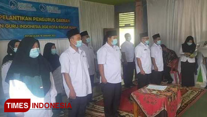 Pengurus IGI Wilayah Provinsi Sumsel, ketika melantik pengurus IGI Daerah Kota Pagaralam.  (Foto : Asnadi/Times Indonesia)