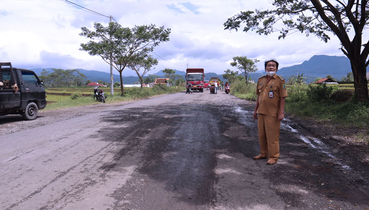 Bupati Banjarnegara Budhi Sarwono saat sidak penambalan ruas jalan Pucang - Jenggawur Banjarnegara. (FOTO: Kominfo for TIMES Indonesia)