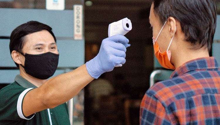 Foto : Karyawan Depot Gang Djangkrik melakukan pengecekan suhu tubuh pengunjung.(Instagram Depot Gang Djangkrik) 