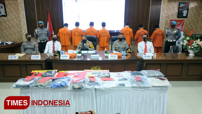 Kapolres Sumedang AKBP Eko Prasetyo Robbyanto Paparkan Pengungkapan Kasus Narkotika di Aula Mapolres Sumedang (FOTO: Alan Dahlan/TIMES Indonesia) 