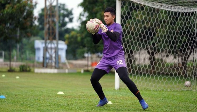 Kiper muda Persija Jakarta, Risky Sudirman saat mengikuti kegiatan latihan bersama di lapangan (foto: Instagram/Risky Sudirman)
