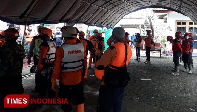 Personel SAR Gabungan sedang berkumpul di tenda pemantauan yang dibangun BPBD Kota Malang, Selasa (19/01/2021). (Foto: Rizky Kurniawan Pratama/TIMES Indonesia)