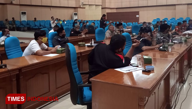 Proses audiensi Forum Masyarakat Penyelamat Demokrasi di DPRD Kabupaten Tasikmalaya (Sukri/TIMES Indonesia)