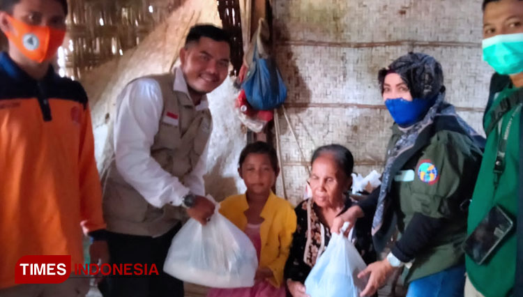 Relawan saat memberikan bantuan sembako kepada warga yang hidup di rumah tidak layak huni di Pamekasan. (Foto: Akhmad Syafi'i/TIMES Indonesia)
