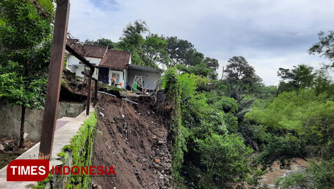 Terlihat dari samping, halaman rumah yang berada di kawasan Perumahan Sulfat Inside yang longsor akibat hujan lebat, Senin (18/01/2021) malam. (Foto: Rizky Kurniawan Pratama/TIMES Indonesia)