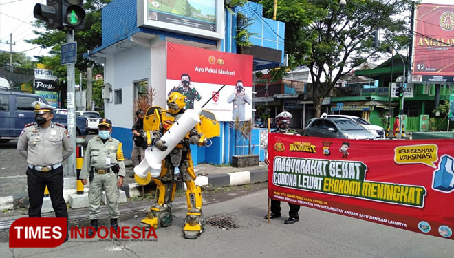 Satlantas Polres Malang saat melakukan sosialisasi Vaksin Covid-19. (Foto: Binar Gumilang/TIMES Indonesia)