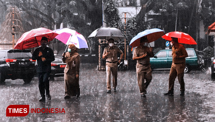 Wali Kota Malang, Sutiaji bersama Forkopimda saat berada ditengah hujan dengan menggunakan payung. (Foto: Rizky Kurniawan Pratama/TIMES Indonesia)