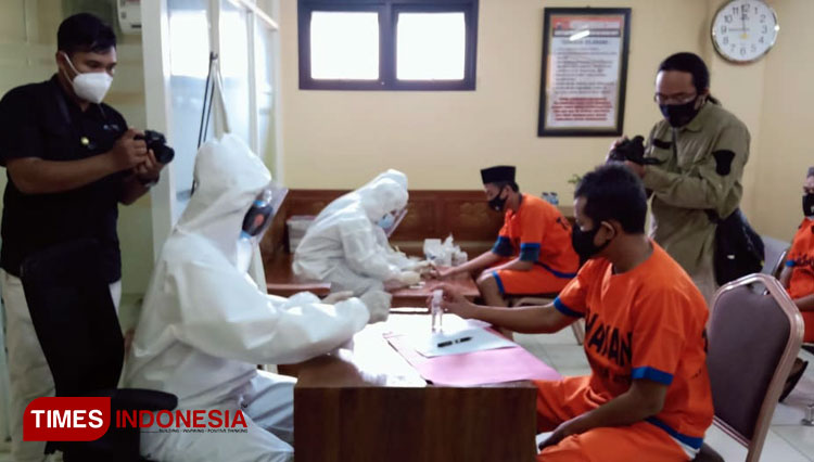 Tahanan di Polda Jatim saat melakukan rapid tes antibodi, Selasa (19/1/2020). (Foto: Khusnul Hasana/TIMES Indonesia)