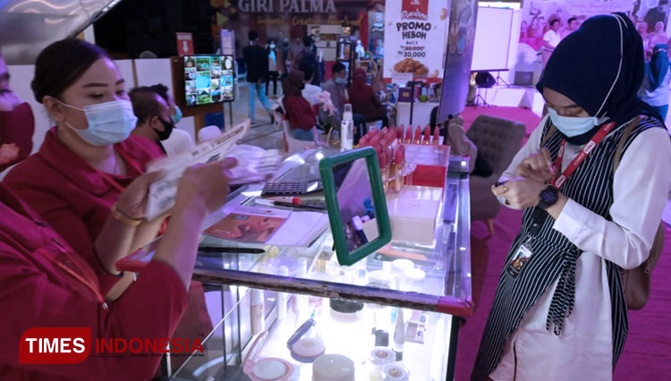 A visitor tried the local cosmetic product of Viva at Jember Beauty Fest 2021. (PHOTO: Muhammad Faizin/TIMES Indonesia)