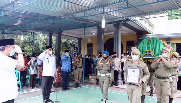 Bupati Musirawas, H Hendra Gunawan Pimpin Upacara Pemakaman Almarhum Camat Tugumulyo. (Foto: Pemkab Musirawas)