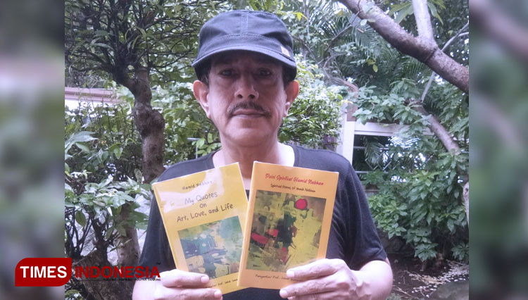 Hamid Nabhan menunjukkan dua karya terbaru, Puisi Spiritual Hamid Nabhan (Spiritual Poems of Hamid Nabhan) dan My Quotes on Art, Love, and Life, Rabu (20/1/2021). (Foto: Lely Yuana/TIMES Indonesia)