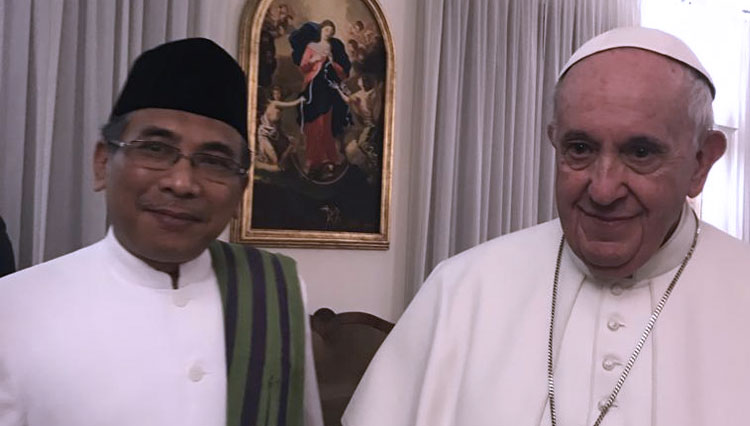 Gus Yahya (kiri) bersama Paus Fransiskus di Vatikan, beberapa waktu lalu. (Foto: Dokumen Gus Yahya)