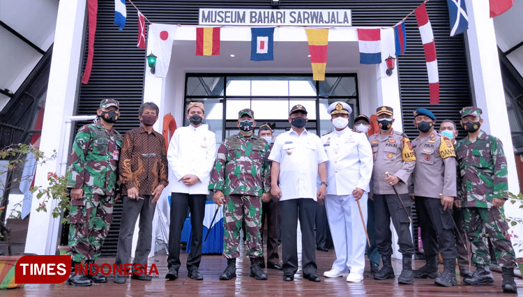 foto bersama dengan forkopimda di depan Museum Bahari Sarwajala (FOTO: Ayu Lestari /TIMES Indonesia)