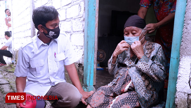 Nenek Yasimah (Kanan) saat berdialog dengan perangkat Desa Kalirejo Kecamatan Dukun (Foto: Akmal/TIMES Indonesia)