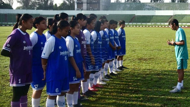 Para pemain Persib Bandung Putri saat mengikuti kegiatan latihan bersama di lapangan (foto: Instagram/Persib Putri)