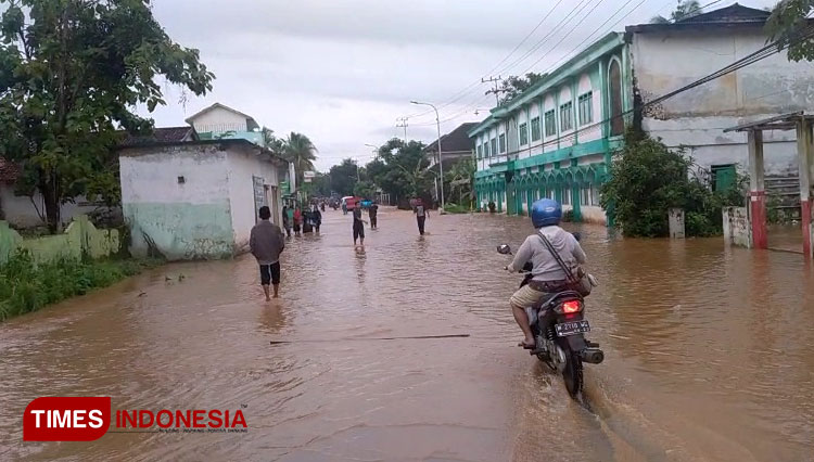 Banjir di Desa Jambu Menggenangi Ruas Jalan Kabupaten Sumenep-Lenteng. (FOTO: Ahmadi/TIMES Indonesia)