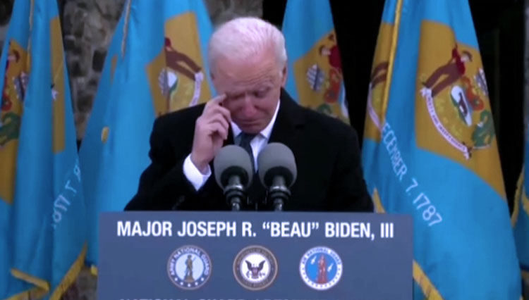 Joe Biden dengan menangis haru saat menyampaikan pidato perpisahan dengan warga di Delaware.(FOTO: Screenshot Reuters)
