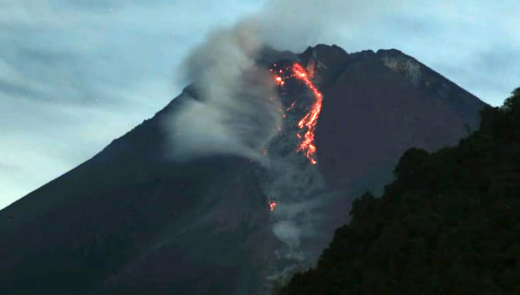Gunung Merapi Erupsi, Awan Panas Meluncur Hingga Satu Kilometer