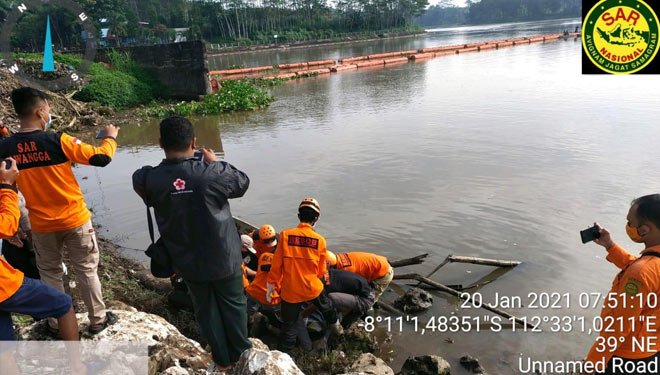 Pihak BPBD Kota Malang bersama relawan saat mengevakuasi korban longsor di pinggir Waduk Sengguruh, Rabu (20/01/2021) pagi. (Foto: BPBD Kota Malang/TIMES Indonesia)
