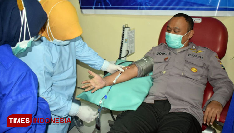 Anggota Polres Bondowoso diperiksa sebelum mendonorkan plasma Konvalesen untuk pasien Covid-19 (FOTO: Moh Bahri/TIMES Indonesia).