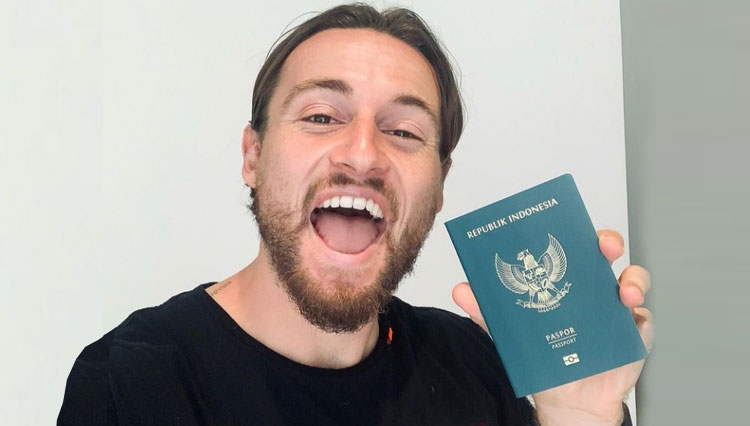 Gelandang Persija Jakarta, Marc Klok saat memamerkan paspor WNI nya (foto: Instagram/Marc Klok)