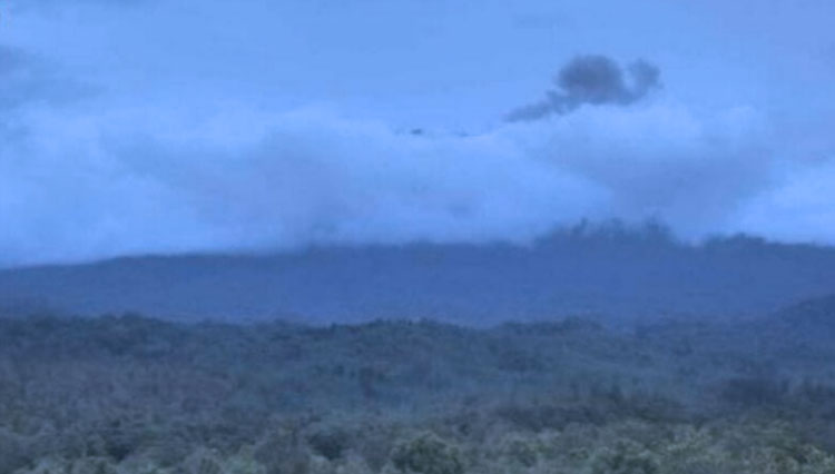 Gunung Raung nampak tertutup oleh awan pekat kelabu (Foto : Rizki Alfian/TIMES Indonesia)