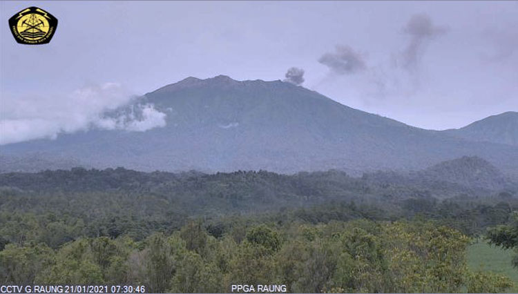 Gunung Raung mengeluarkan asap dari puncak kawah. (Foto: PVMBG PPGA Raung For TIMES Indonesia)