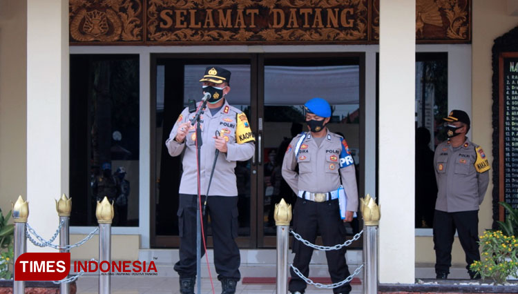 Kapolres Kota Madiun AKBP Dewa Putu Eka memimpin apel gelar pasukan penyekatan di halaman mapolres. (Foto: Aditya Candra/TIMES Indonesia)