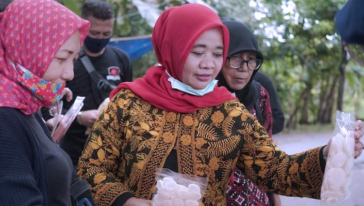 Kustini Sri Punomo (baju batik dan jilbab merah), yang akan dilantik sebagai bupati Sleman periode 2021-2024 pada Februari mendatang. (FOTO: Dok. Kustini for TIMES Indonesia)