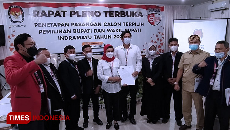 Nina Agustina Dai Bachtiar dan Lucky Hakim (Lucky-Hakim) saat menerima SK Penetapan Bupati dan Wakil Bupati Indramayu Terpilih dari KPU. (FOTO: Muhamad Jupri/TIMES Indonesia)