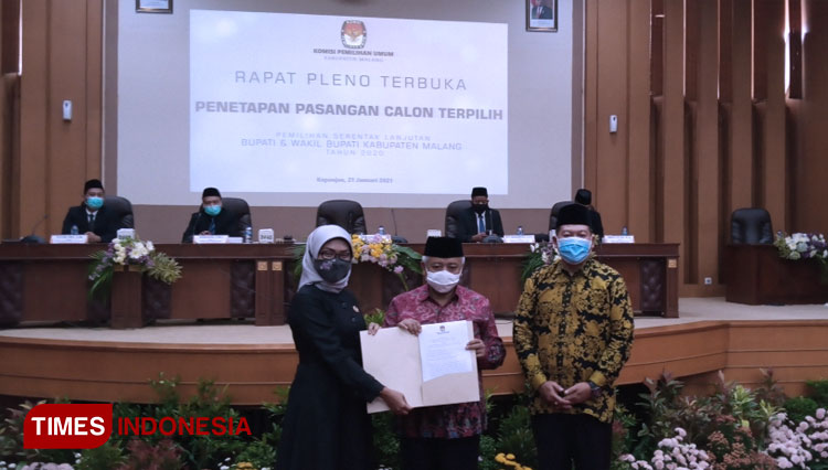 Ketua KPU Kabupaten Malang Anis Suhartini ketika menyerahkan SK Penetapan kepada Pasangan SANDI. (Foto: Binar Gumilang/TIMES Indonesia)