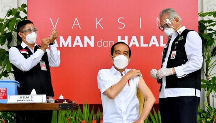 Presiden RI Jokowi (Joko Widodo) saat disuntik vaksin Covid-19. (Foto: Laily Rachev - Biro Setpres)