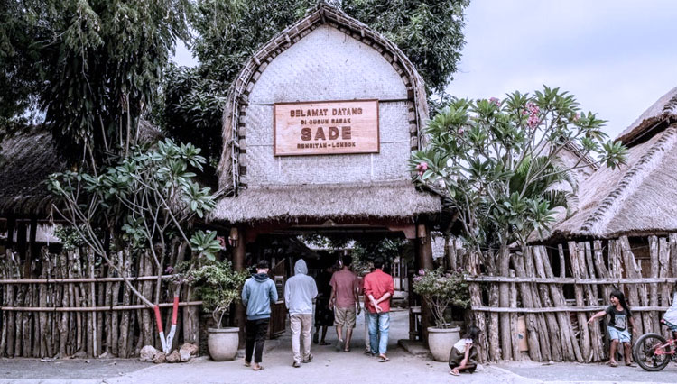 Wisatawan berkunjung ke Desa Wisata Sasak Sade di NTB. (FOTO: Kemenparekraf RI)