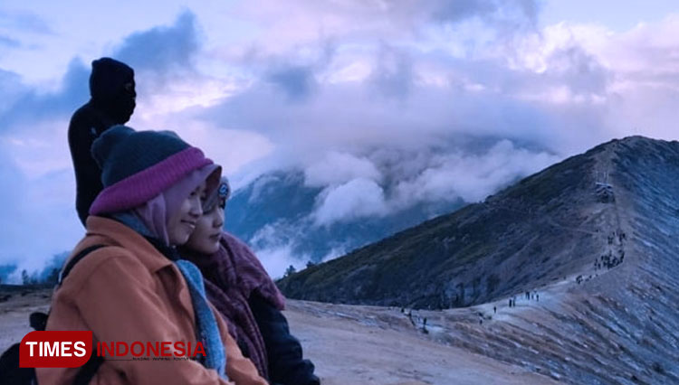 Wisatawan tengah menikmati kawah Gunung Ijen. (FOTO: Rizki Alfian/ TIMES Indonesia)