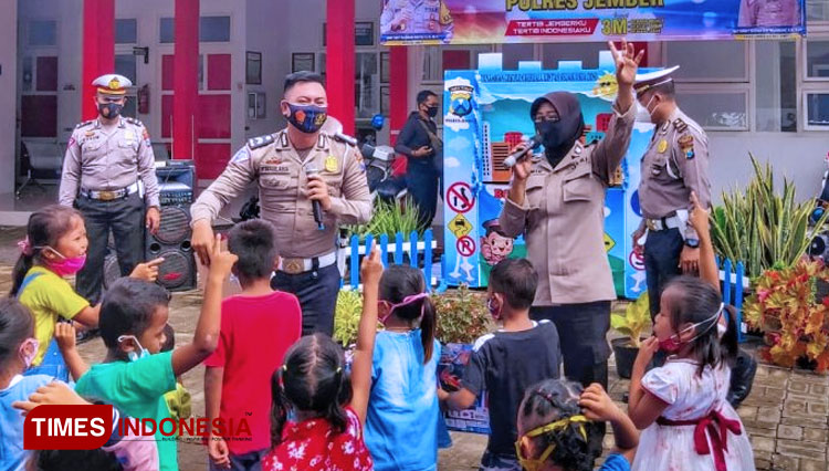Anggota tim trauma healing Panggung Boneka Srikandi Polres Jember melakukan pemulihan trauma kepada anak-anak korban bencana banjir. (FOTO: Polres Jember for TIMES Indonesia)