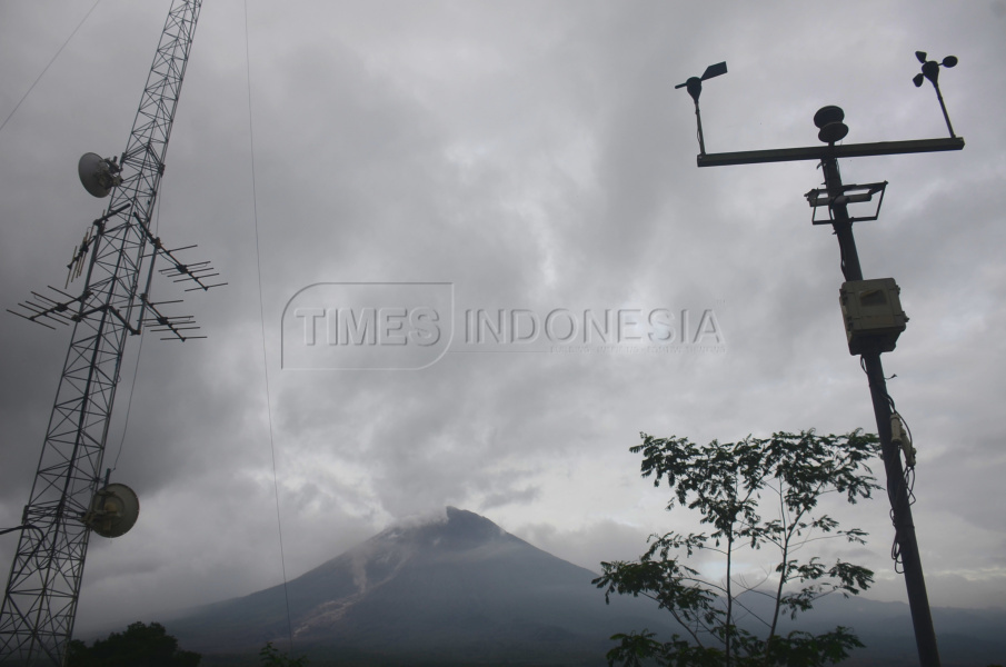 Ratusan Personel Brimob Polda Jatim Bantu Korban Erupsi Gunung Semeru
