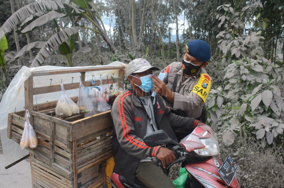Ratusan Personel Brimob Polda Jatim Bantu Korban Erupsi Gunung Semeru
