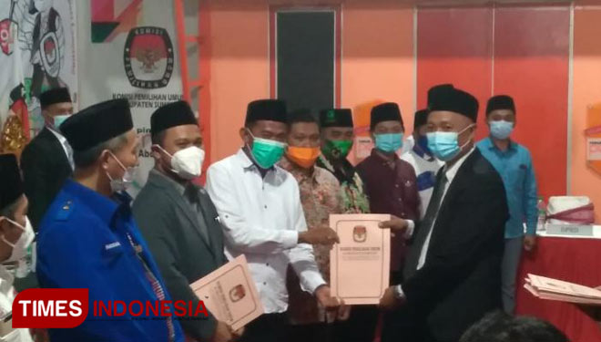Achmad Fauzi saat menerima SK Penetapan pemenang Pilkada Sumenep 2020 di kantor KPU Sumenep, Jum'at. (Foto: Syamsuni/TIMES Indonesia)