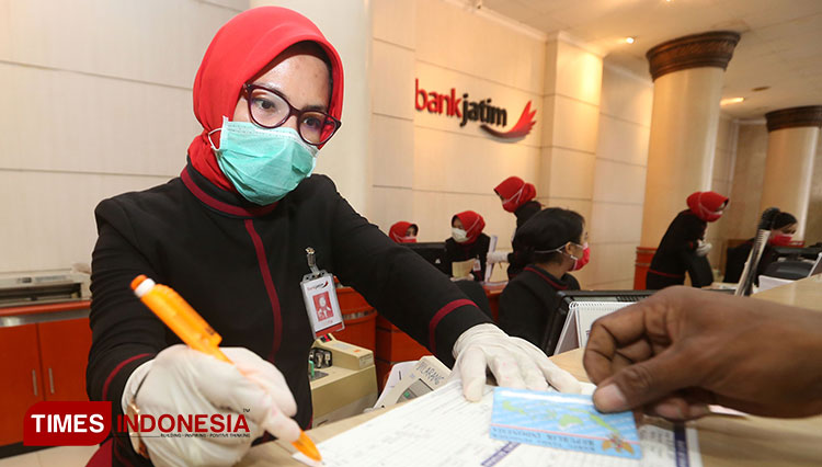 Kegiatan di salah satu kantor cabang Bank Jatim  (FOTO: Bank Jatim for TIMES Indonesia)
