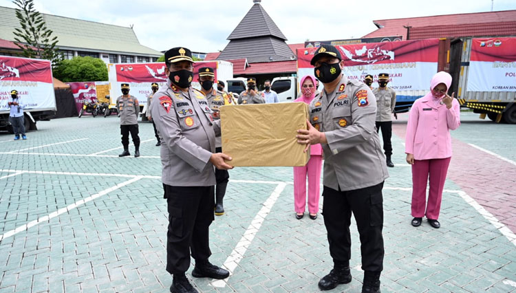 Kapolda Kalsel Irjen Pol Rikhwanto menerima bantuan dari Polda Jawa Timur untuk korban terdampak banjir di Kalimantan Selatan (Kalsel). (Foto: Polda Kalsel)