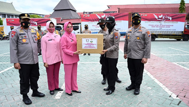 Bantuan dari Bhayangkari Polda Jatim telah di terima oleh Polda Kalimantan Selatan, Kamis (22/1/2020). (Foto: Dok. Polda Jatim)