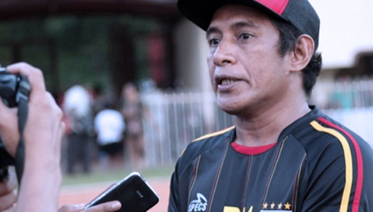 Asisten manajer Persipura, Bento Madubun saat diwawancarai awak media di lapangan (FOTO: Dokumen/Kabarpapua)