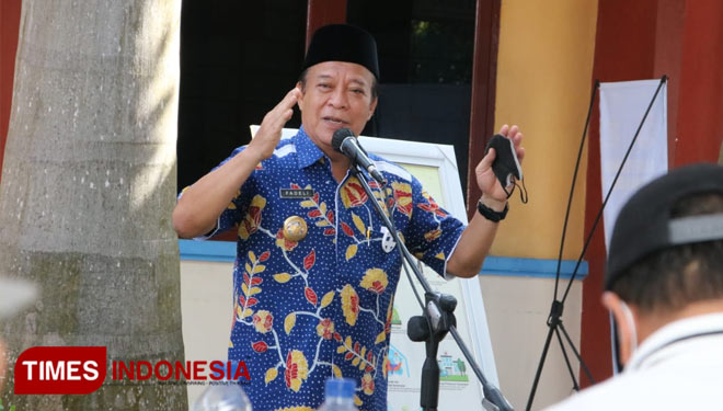 Bupati Fadeli di Gedung Farmasi Dinkes Lamongan, Jumat (22/01/2021), Foto : Moch. Nuril Huda/TIMES Indonesia).  