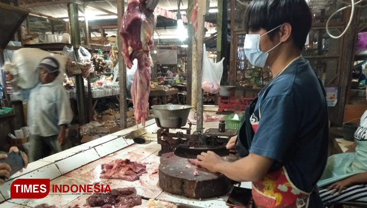 Daging sapi langka di Cirebon membuat harga naik. (Foto: Dede Sofiyah/Times Indonesia)