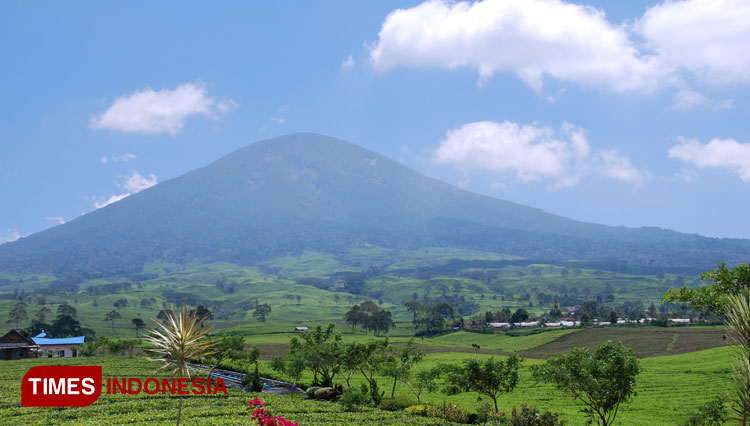 Gunung Raung terlihat dari Desa Jambewangi, Kecamatan Sempu. (Foto: Riswan Efendi/TIMES Indonesia)