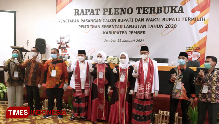 Hendy-Firjaun (tengah) usai rapat pleno penetapan pemenang Pilbup Jember 2020 oleh KPU Jember pada Jumat (22/1/2021). (Foto: Muhammad Faizin/TIMES Indonesia)