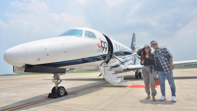 Gilang Widya Pramana dan Shandy Purnamasari saat menyambut kedatangan jet pribadi di T1 Bandara Juanda, Surabaya, Jumat (22/1/2021).(Foto : Lely Yuana/TIMES Indonesia) 