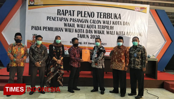 Ketua KPU Bontang, Erwin bersama komisioner KPU Bontang menyerahkan SK dan Berita acara penetapan Paslon terpilih kepada Sekretaris DPRD Bontang (Foto: Kusnadi/TIMES Indonesia)