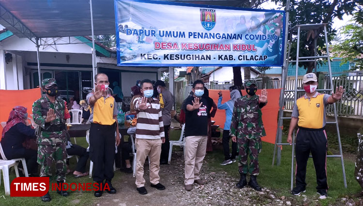 Satgas Covid-19 Kecamatan Kesugihan dirikan dapur umum untuk warganya. (Foto: Pendim Cilacap For TIMES Indonesia)